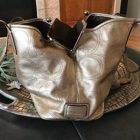 COACH GOLD KISS LOCK SHOULDER BAG - Picture 10 of 15